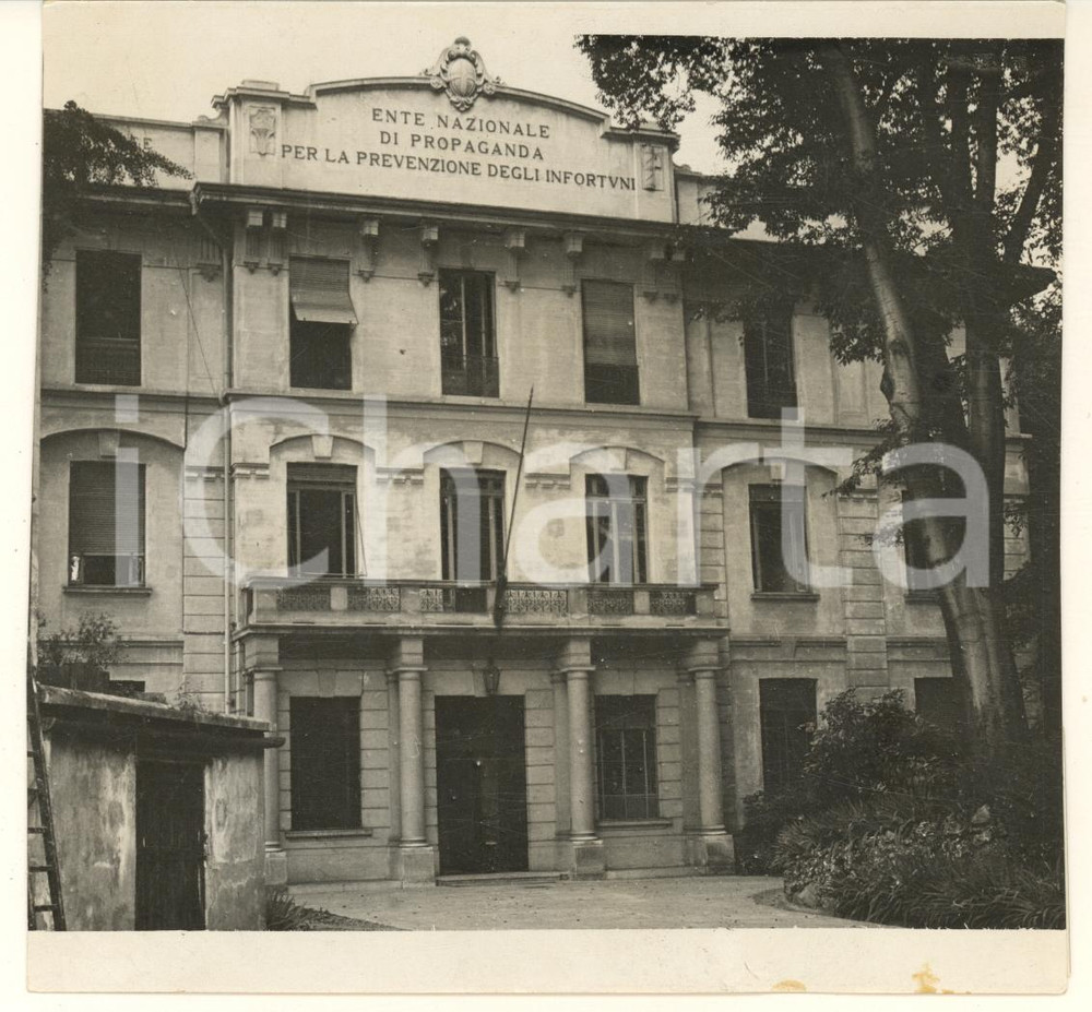 1936 MILANO via Marina - Palazzo Ente Prevenzione Infortuni - Foto 13x14 cm  Fotografia originale d'epoca, con timbro datario e didascalia manoscritta al verso.Il palazzo è attualmente sede della Corte dei Conti.(Rif. A143) CONDIZIONI:FAIR/discreto lievi piegature e macchie al lato inferiore; margini rifilatiFORMATO: 13x14 cm originale e autentica 1