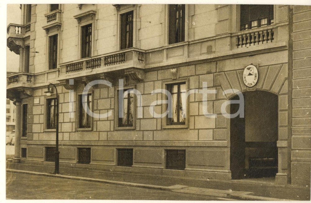 1935 MILANO Piazzale Susa - Ingresso Casa dei Balilla del Gruppo Tonoli *Foto  Fotografia originale d'epoca, con timbro datario e didascalia dattiloscritta al verso.(Rif. A142) CONDIZIONI:FAIR/discreto difetti8 di stampa; margini rifilatiFORMATO: 17x11 cm originale e autentica 1