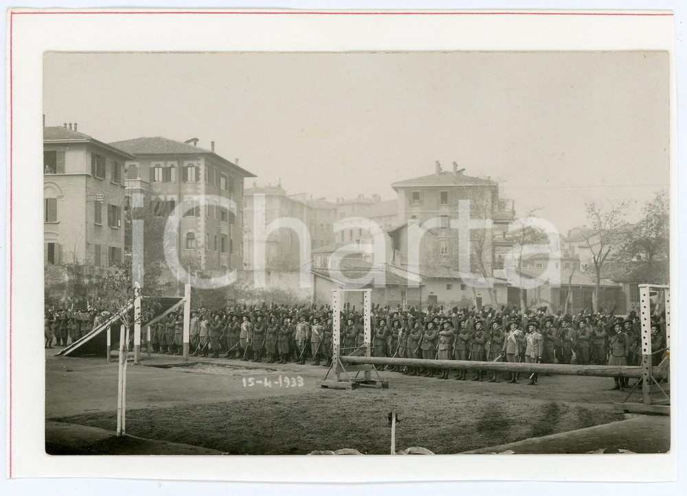 1933 BOLOGNA Caserma PIETRAMELLARA Giuramento VI Battaglione BERSAGLIERI Foto 1 Fotografia d'epoca, montata su foglio di carta.(Rif. A242) CONDIZIONI:FAIR/discreto Abrasioni e residuo di incollatura al versoFORMATO: 14x9 cm originale e autentica 1