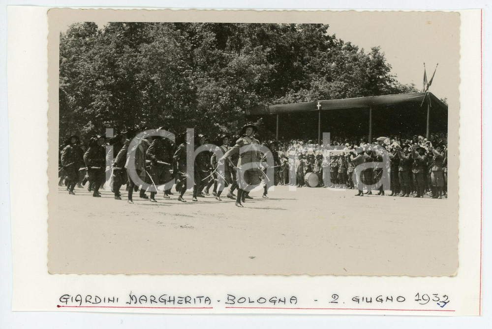 1933 BOLOGNA Giardini Margherita - Parata dei BERSAGLIERI Foto 14x9 cm Fotografia d'epoca, montata su foglio di carta.FOTOGRAFO: Ditta G. Gambini - Bologna(Rif. A243) CONDIZIONI:FAIR/discreto Abrasioni e residuo di incollatura al verso, piccola piegatura all'angolo superiore destroFORMATO: 14x9 cm originale e autentica 1