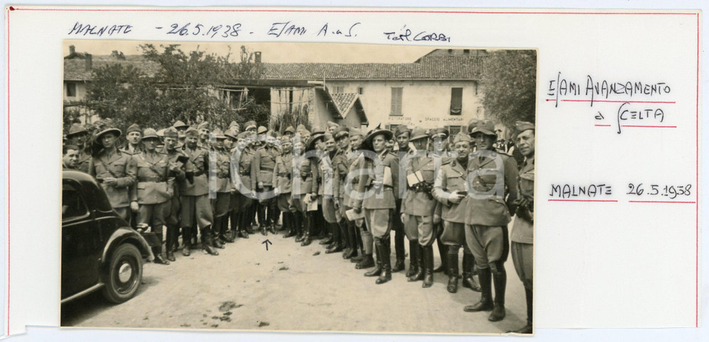 1938 MALNATE - BERSAGLIERI "E / Ami" Avanzamento a scelta - Ten. CORBI Foto Fotografia d'epoca, montata su foglio di carta.Nella fotografia compaiono inoltre gli alpini: Macario Baj, Somasca e il Sergente Pino Borelli.(Rif. A244) CONDIZIONI:POOR/danneggiato Abrasioni e residuo di incollatura al verso, margini rifilati, piccola ammaccatura al margine inferioreFORMATO: 12x7 cm originale e autentica 1