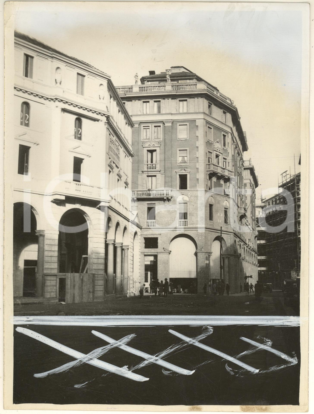 1930 ARCHITETTURA MILANO Piazza Meda - Nuovi palazzi *Foto 18x24 cm  Fotografia originale d'epoca, con didascalia dattiloscritta al verso, che contiene il precedente toponimo di Piazza Crispi.(Rif. A140) CONDIZIONI:POOR/danneggiato profonda piegatura angolare, macchie marginali e ritocchi per la pubblicazioneFORMATO: 18x24 cm originale e autentica 1