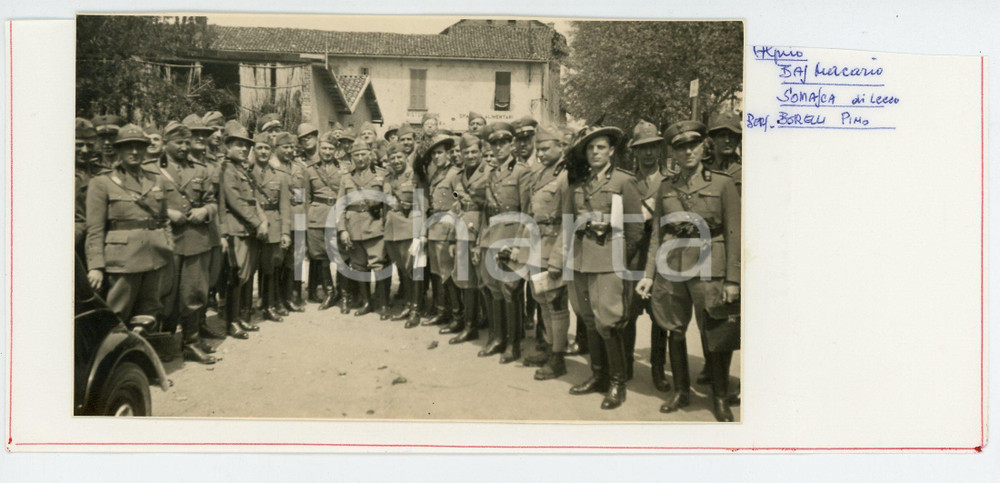 1938 MALNATE - BERSAGLIERI "E / Ami" Avanzamento a scelta - Ten. CORBI Foto (1) Fotografia d'epoca, montata su foglio di carta.Nella fotografia compaiono inoltre gli alpini: Macario Baj, Somasca e il Sergente Pino Borelli.(Rif. A245) CONDIZIONI:POOR/danneggiato Abrasioni e residuo di incollatura al verso, margini rifilatiFORMATO: 12x7 cm originale e autentica 1