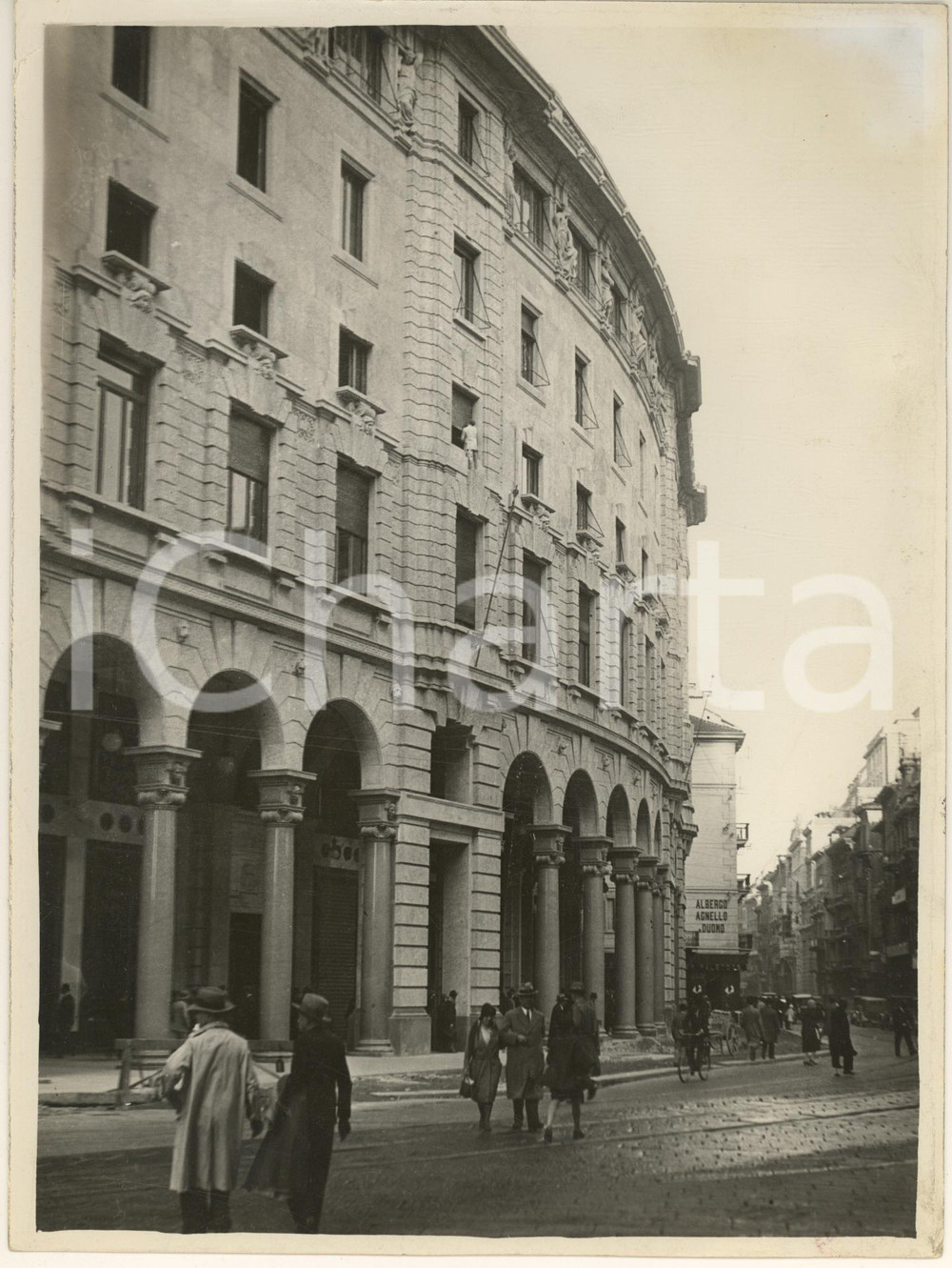 1930 ARCHITETTURA MILANO Corso Vittorio Emanuele - Nuovo palazzo *Foto 18x24 cm  Fotografia originale d'epoca, con didascalia dattiloscritta al verso.(Rif. A139) CONDIZIONI:POOR/danneggiato profonda piegatura angolare con piccolo strappo e ritocchi per la pubblicazioneFORMATO: 18x24 cm originale e autentica 1