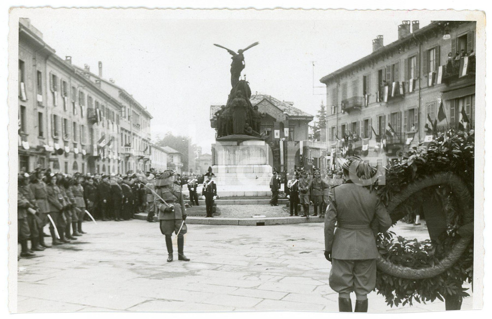 1939 BUSTO ARSIZIO Piazza Garibaldi BERSAGLIERI celebrazioni 24 maggio - Foto Fotografia d'epoca in formato cartolina postale.Nella fotografia compaiono il Capitano Milani e i sottotenenti Toni, Amoroso e Partesi.FOTORAFO: Foto Novelli - Busto Arsizio(Rif. A246) CONDIZIONI:POOR/danneggiato Abrasioni e residuo di incollatura al verso, margine inferiore rifilatoFORMATO: 14x9 cm originale e autentica 1