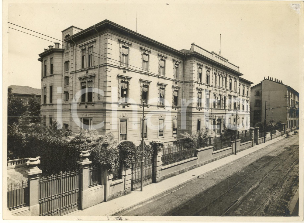 1930 ca ARCHITETTURA MILANO Policlinico - Padiglione Chirurgico ZONDA *Foto  Fotografia originale d'epoca, con didascalia manoscritta al verso.(Rif. A107)FOTOGRAFO: Flecchia - Milano CONDIZIONI:FAIR/discreto macchie marginali e ritocchiFORMATO: 24x18 cm originale e autentica 1
