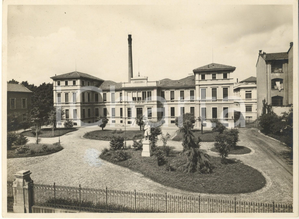 1930 ca ARCHITETTURA MILANO Policlinico - Istituti Clinici di Perfezionamento  Fotografia originale d'epoca, con didascalia manoscritta al verso.(Rif. A106)FOTOGRAFO: Flecchia - Milano CONDIZIONI:GOOD/buono ma piccolo ritocco manualeFORMATO: 24x18 cm originale e autentica 1