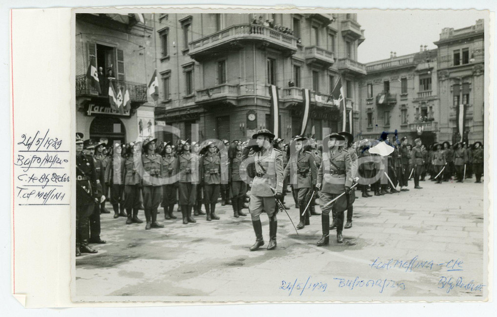 1939 BUSTO ARSIZIO Piazza Garibaldi BERSAGLIERI celebrazioni 24 maggio - Foto 3 Fotografia d'epoca in formato cartolina postale, montata su foglio di carta.Nella fotografia compare il Tenente Colonnello Messina. FOTORAFO: Foto Novelli - Busto Arsizio(Rif. A249) CONDIZIONI:POOR/danneggiato Estesa abrasione al rectoFORMATO: 14x10 cm originale e autentica 1