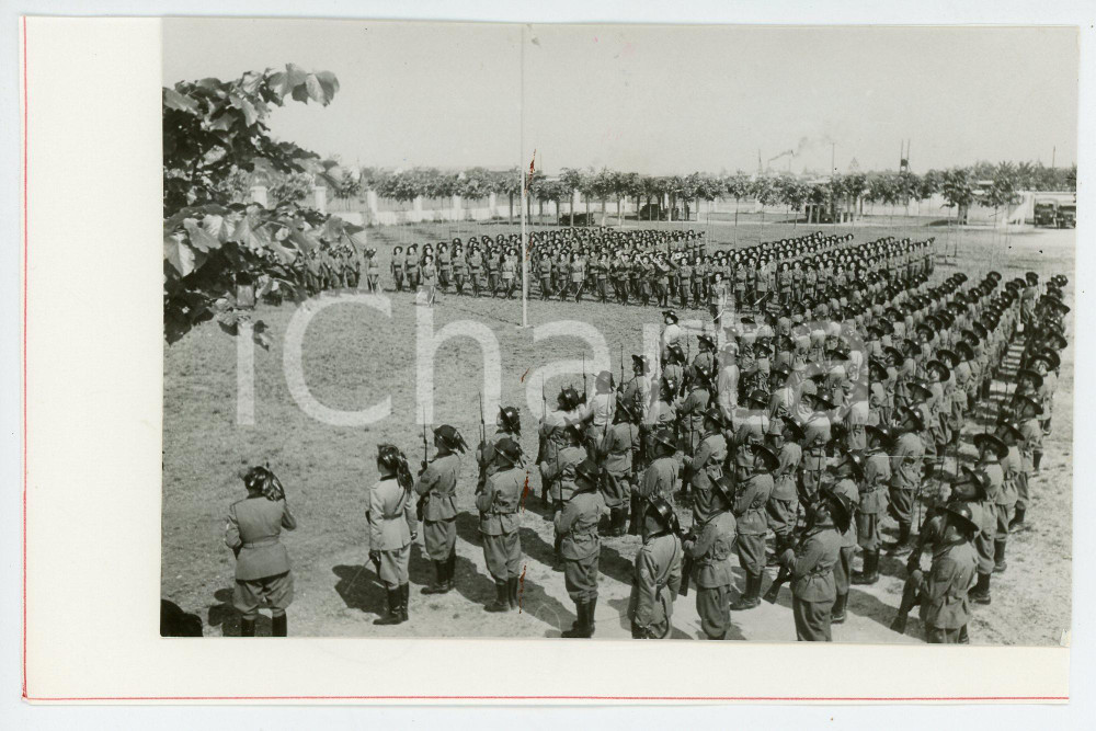 1939 BUSTO ARSIZIO Campo sportivo - Giuramento BERSAGLIERI Foto 14x9 cm (1) Fotografia d'epoca in formato cartolina postale, montata su foglio di carta.(Rif. A251) CONDIZIONI:POOR/danneggiato Abrasioni e residui di incollatura al verso, margini rifilatiFORMATO: 14x9 cm originale e autentica 1