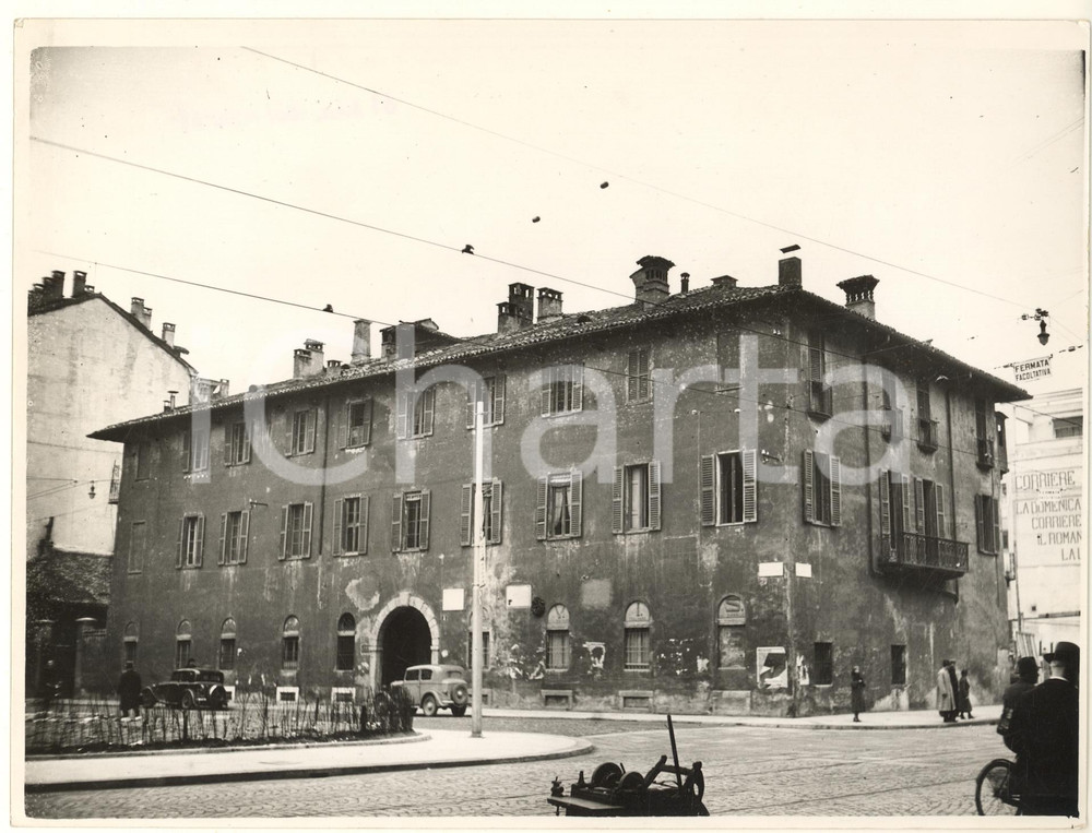 1937 ARCHITETTURA MILANO BRERA Casa degli Scultori prima della demolizione *Foto  Fotografia originale d'epoca, con didascalia dattiloscritta al verso.L'edificio si trovava all'angolo tra via S. Marco e via Montebello.(Rif. A94) CONDIZIONI:GOOD/buono lievi difetti di stampaFORMATO: 24x18 cm originale e autentica 1