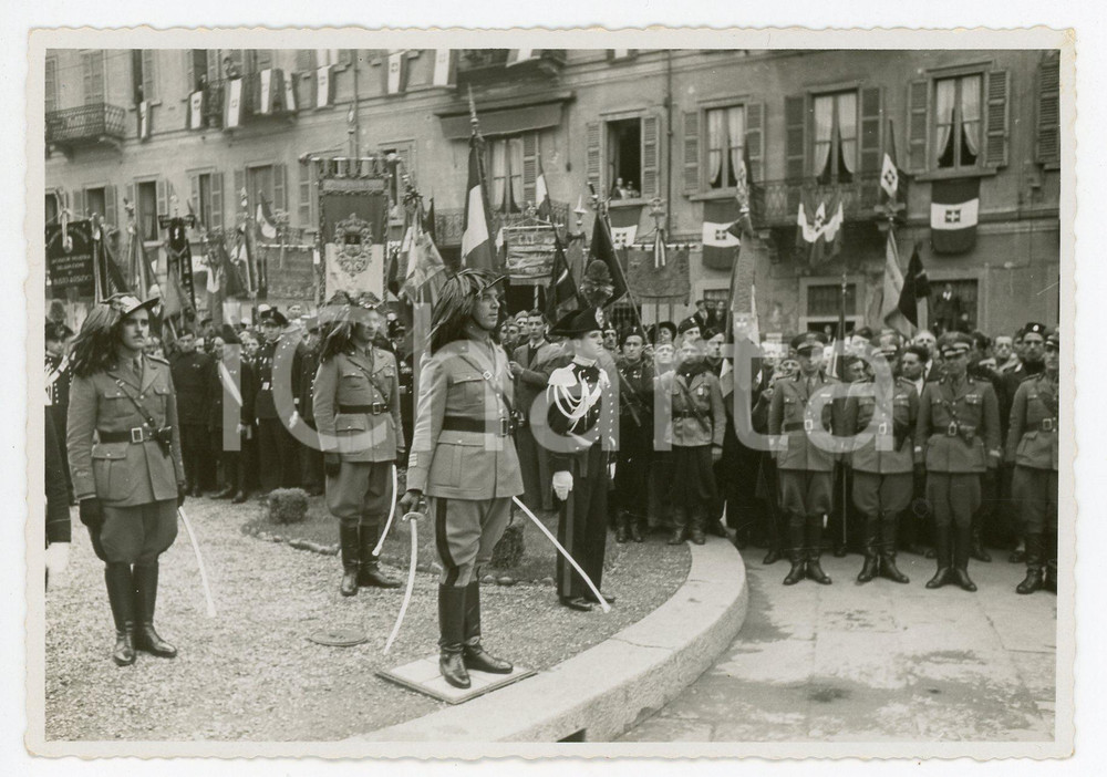 1939 BUSTO ARSIZIO Piazza Garibaldi BERSAGLIERI celebrazioni 24 maggio - Foto 4 Fotografia d'epoca in formato cartolina postale.Nella fotografia compare il Tenente Colonnello Messina.FOTORAFO: Foto Novelli - Busto Arsizio(Rif. A252) CONDIZIONI:POOR/danneggiato Abrasioni e residui di incollatura al versoFORMATO: 14x10 cm originale e autentica 1