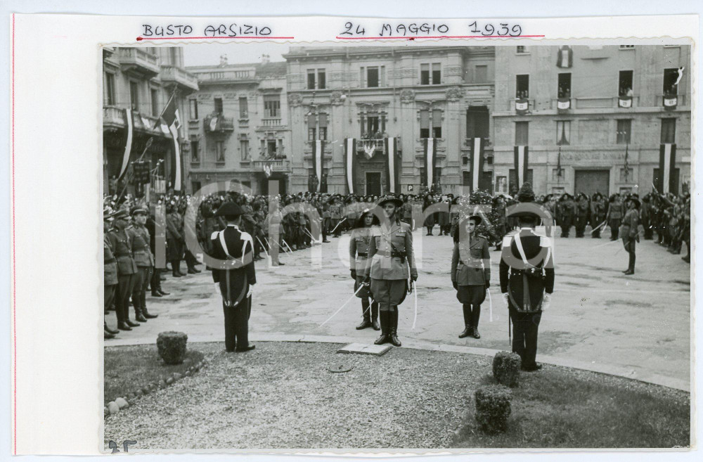 1939 BUSTO ARSIZIO Piazza Garibaldi BERSAGLIERI celebrazioni 24 maggio - Foto 5 Fotografia d'epoca in formato cartolina postale, montata su foglio di carta.Nella fotografia compare il Tenente Colonnello Messina.FOTORAFO: Foto Novelli - Busto Arsizio(Rif. A253) CONDIZIONI:FAIR/discreto Lievi smussature agli angoliFORMATO: 14x10 cm originale e autentica 1
