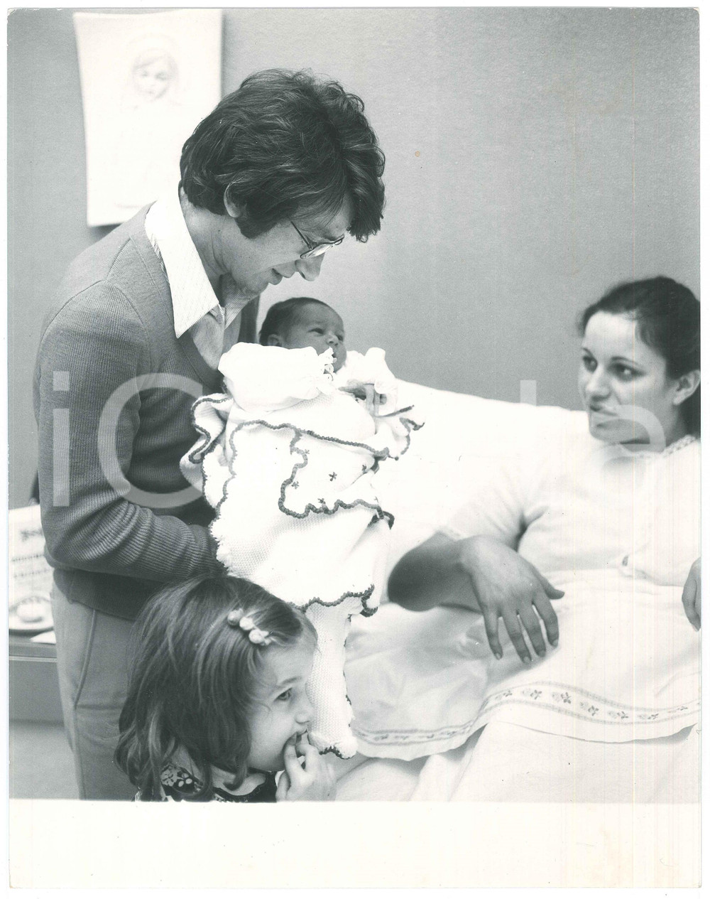 Fotografia d epoca originale 1970 ca COSTUME ITALIA Nicola DI BARI in ospedale  Nascita seconda figlia 9 1