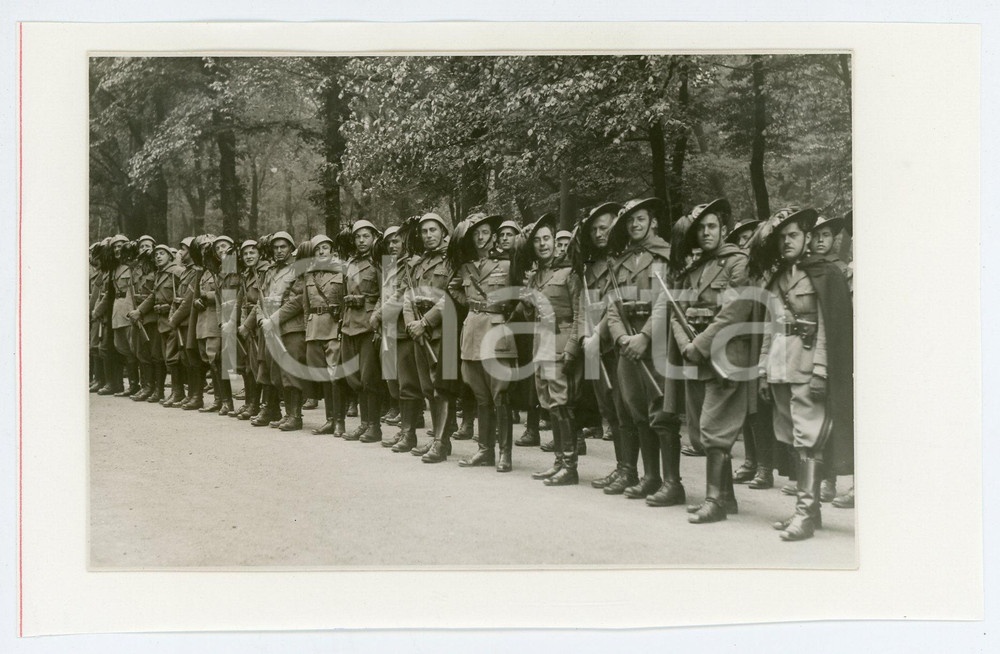 Fotografia d'epoca originale 1939 MILANO Regio Parco CCR Sfilata BERSAGLIERI Ten. ALBINI Capitano SETTER Foto 1