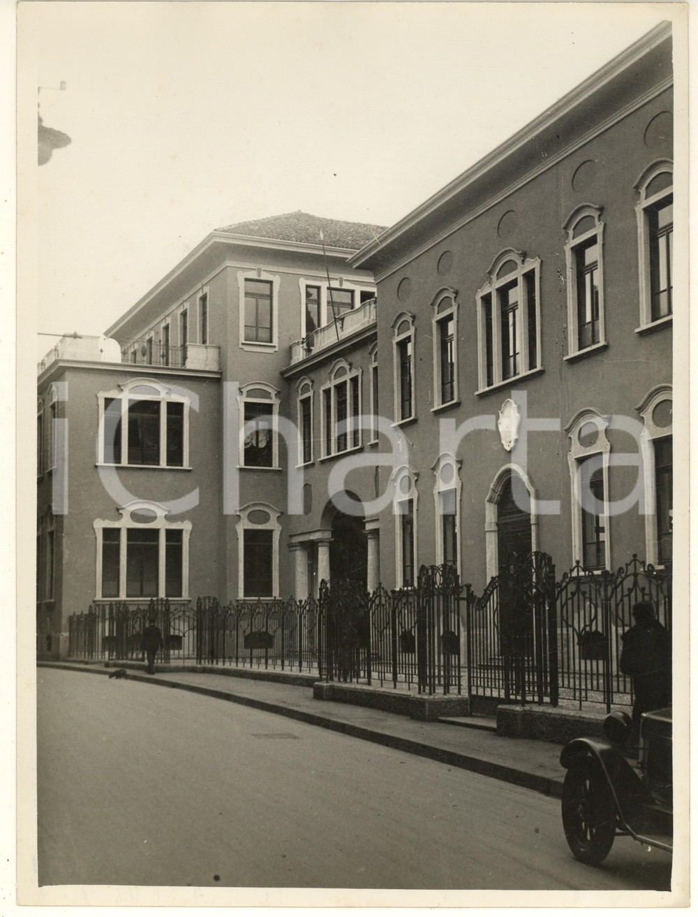 Fotografia d'epoca originale 1929 ARCHITETTURA MILANO Via Crocefisso - Ingresso di una nuova scuola *Foto 1