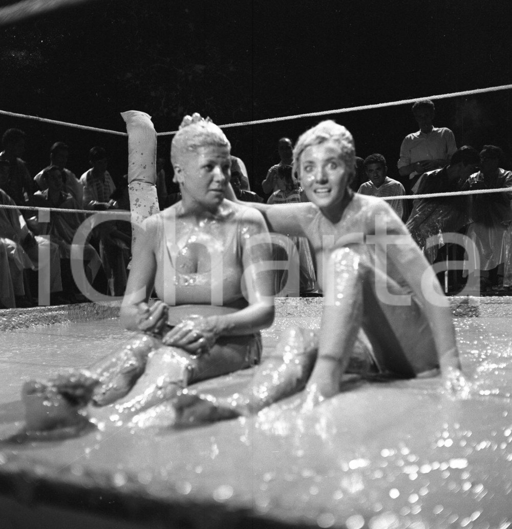 Fotografia d'epoca originale 1962 ROMA - LOTTATRICI NEL FANGO *Negativo originale 2 1