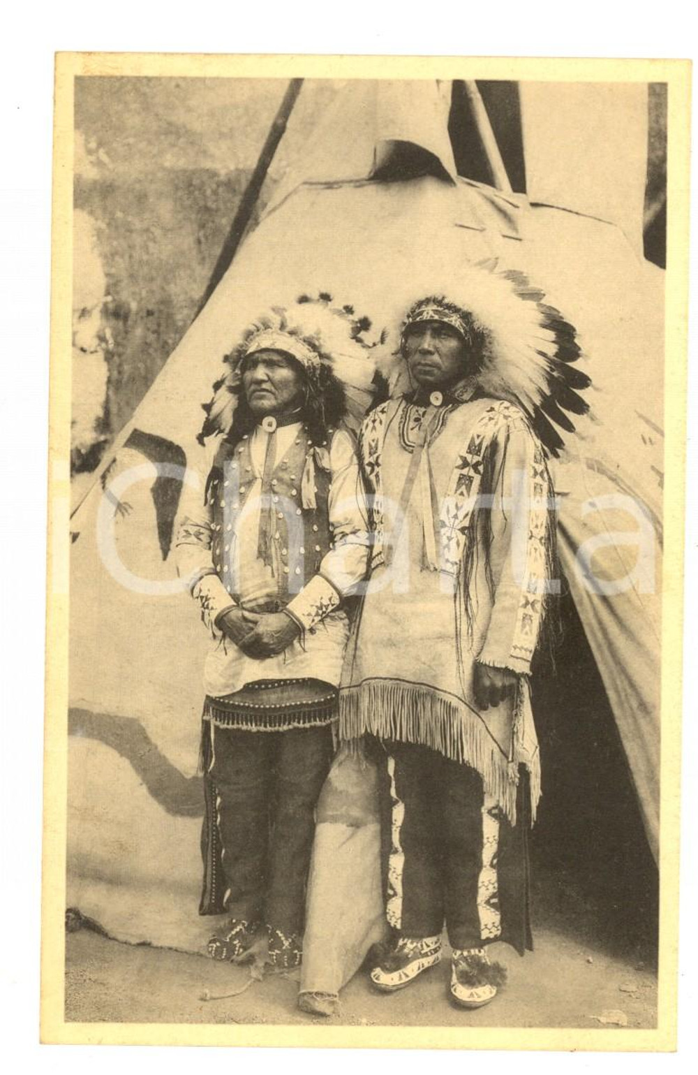 Cartolina originale da collezione 1935 EXPO BRUSSELS American Indian Village  Couple of real SIOUX Postcard 1