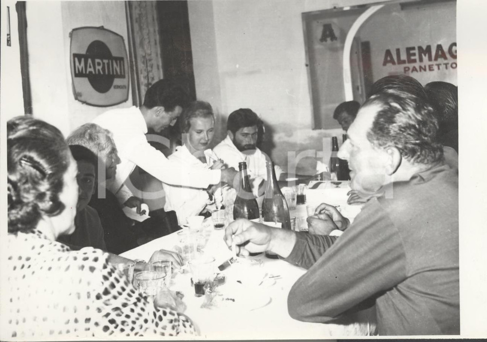 Fotografia d epoca originale 1958 ? ITALIA Maria Gabriella di SAVOIA durante un pranzo Foto 18x13 cm 1