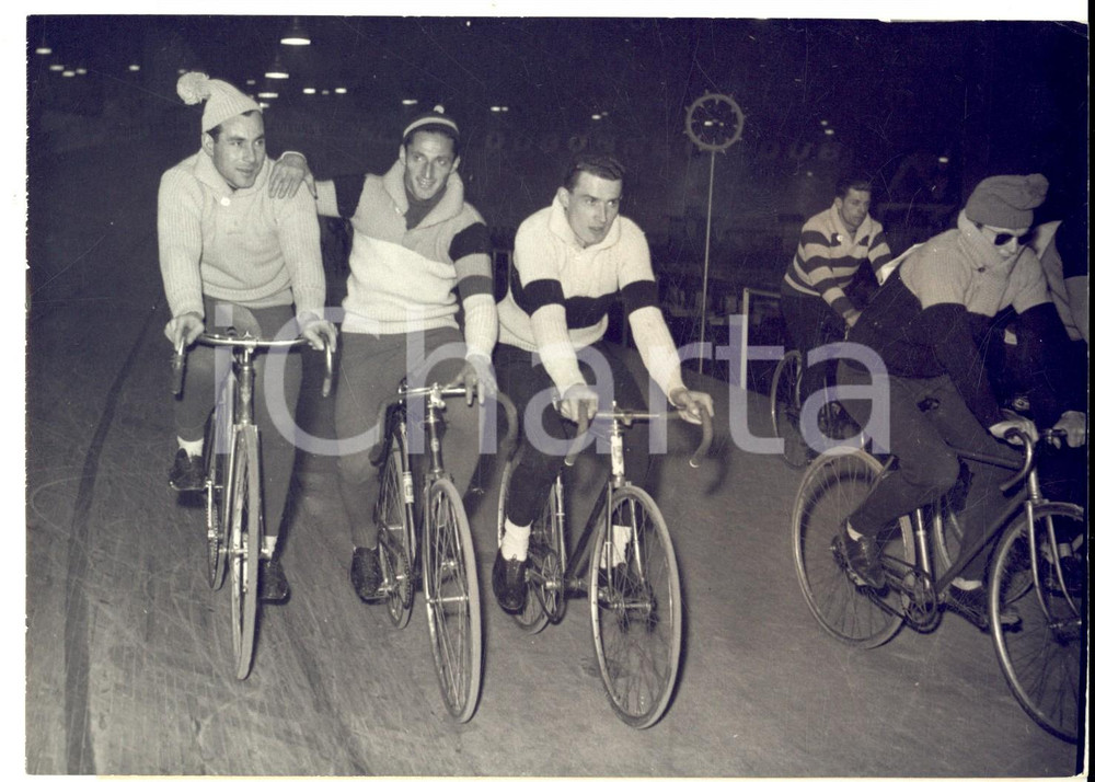 Fotografia d epoca originale 1953 PARIS Six Jours Cyclistes Emile CARRARA Ferdi KUBLER Jacques BELLENGER 1