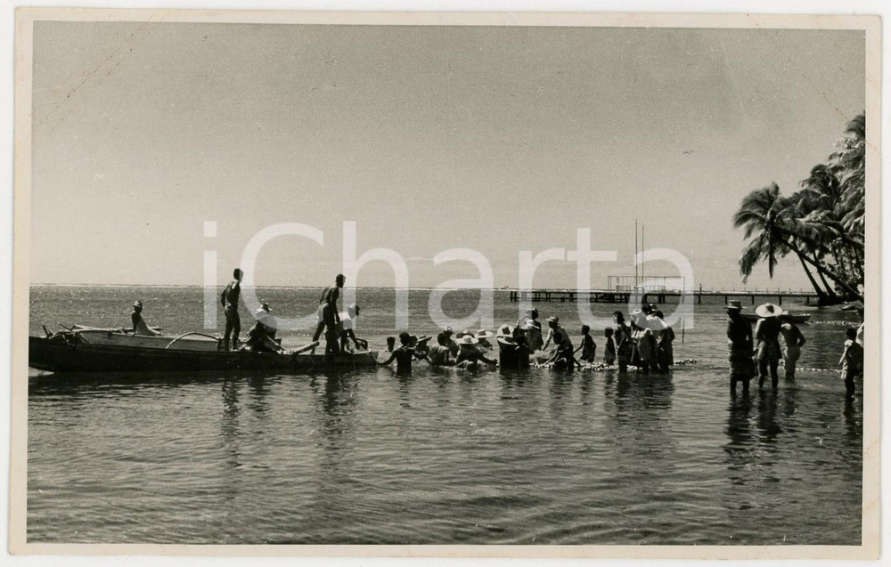 Fotografia d epoca originale 1937 MOOREA Polinesia Francese Pescatori al lavoro REAL PHOTO cm 13,5 x 8,5 1
