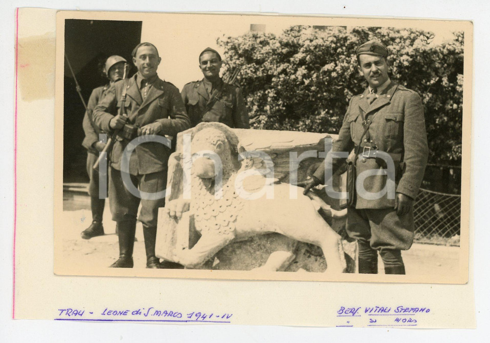 Fotografia d'epoca originale 1941 TRAÚ - TROGIR (CROAZIA) Bersagliere Stefano VITALI con Leone di San Marco 1