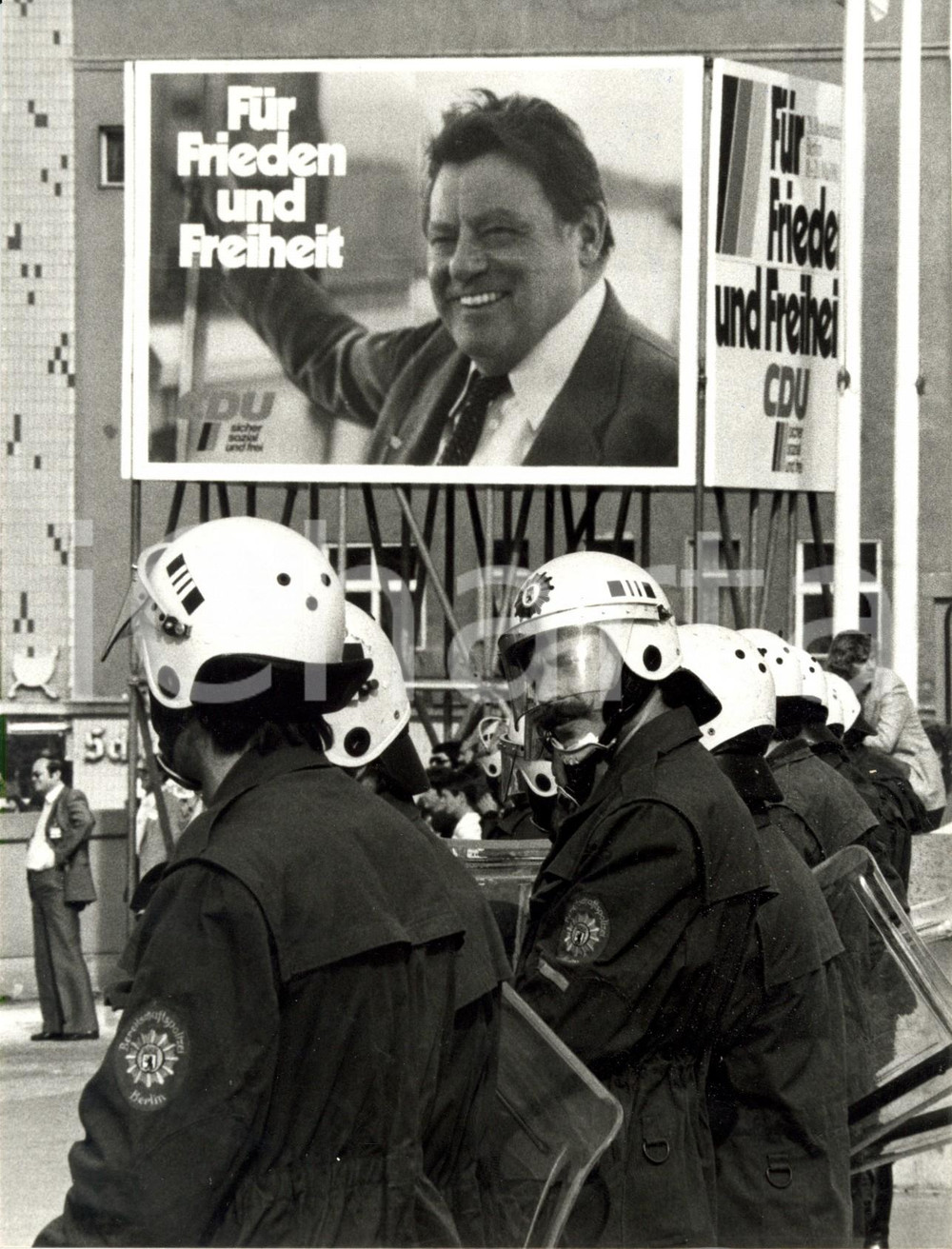 Fotografia d epoca originale 1980 BERLIN Poliziotti in tenuta antisommossa  Congresso della CDU 1