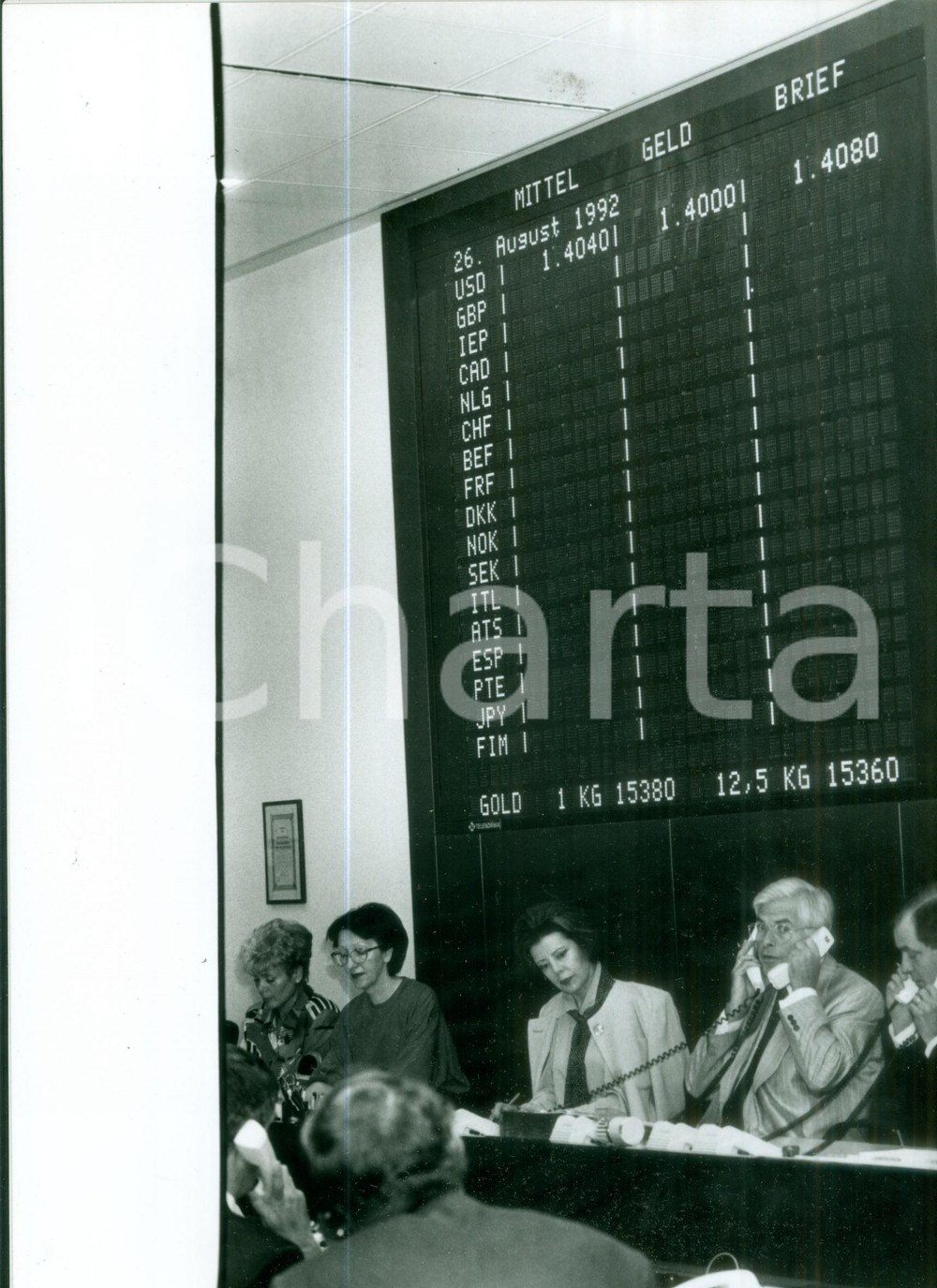 Fotografia d epoca originale 1992 FRANKFURT Operatori di Borsa al lavoro Foto cm 23 x 30 1