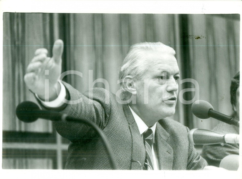 Fotografia d epoca originale 1985 ca BONN Gerhard STOLTENBERG interviene a un convegno Foto 1