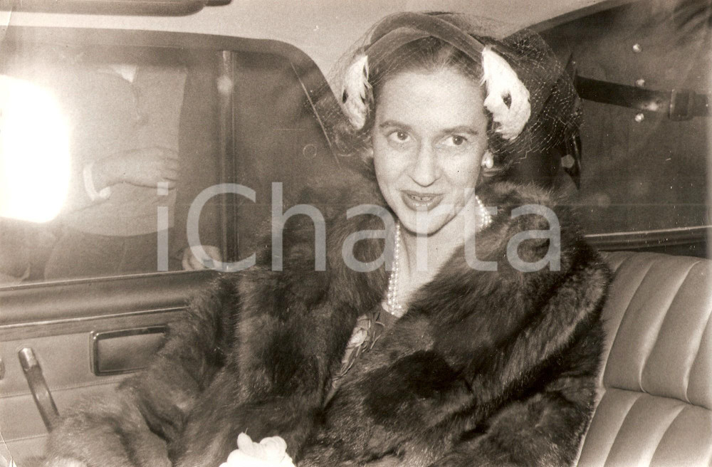 Fotografia d epoca originale 1960 MADRID Fabiola MORA Y ARAGON in auto dopo Te Deum per Baldovino 2 1