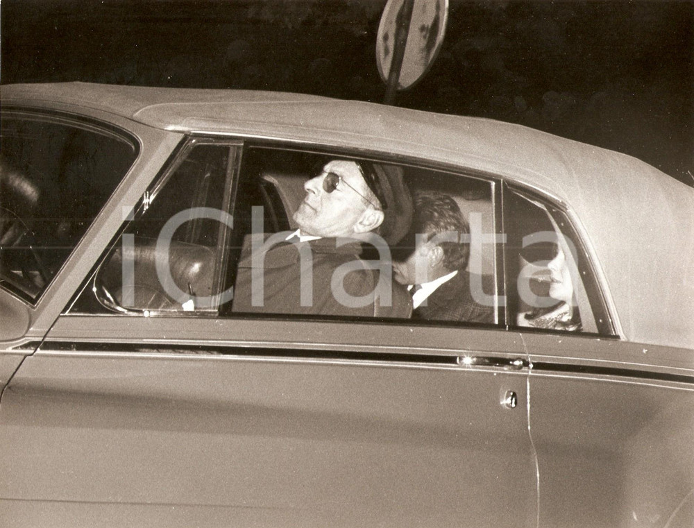 Fotografia d epoca originale 1965 ca ROMA ? Richard BURTON e Liz TAYLOR protetti dai flash dei PAPARAZZI 1