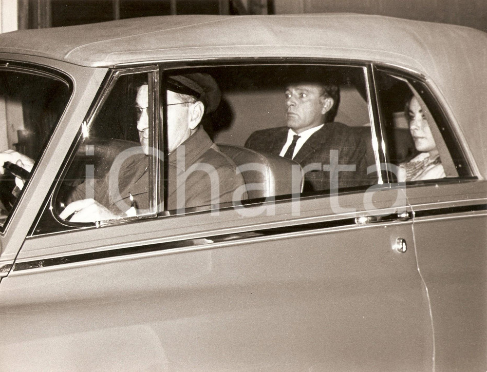 Fotografia d epoca originale 1965 ca ROMA ? Richard BURTON e Liz TAYLOR spaventati dai PAPARAZZI Fotografia 1