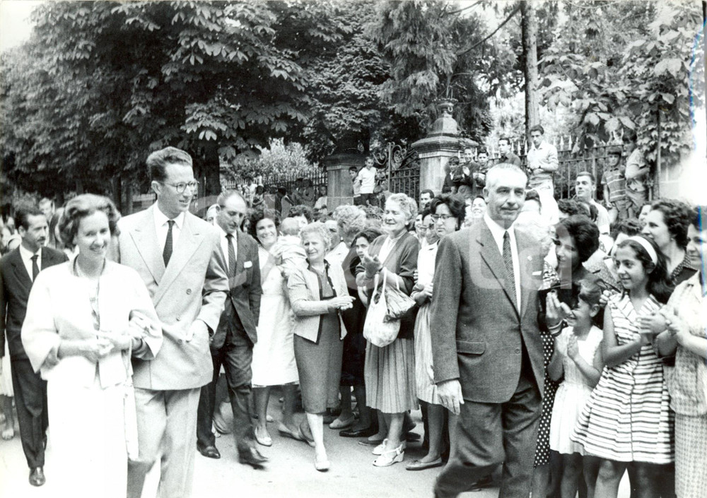 Fotografia d epoca originale 1960 ca ZARAUTZ SPAGNA Applausi per Re BALDOVINO Fabiola del BELGIO 1 1