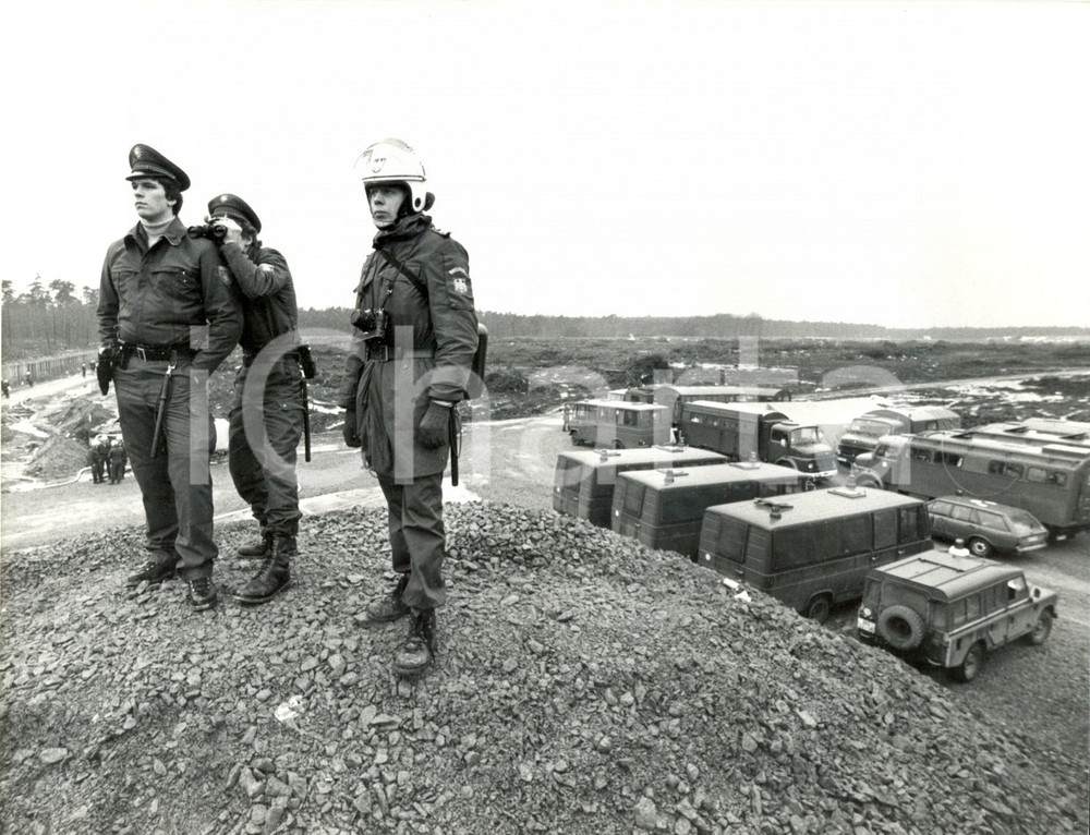 Fotografia d epoca originale 1982 FRANKFURT Poliziotti di vedetta contro la manifestazione all aeroporto 1