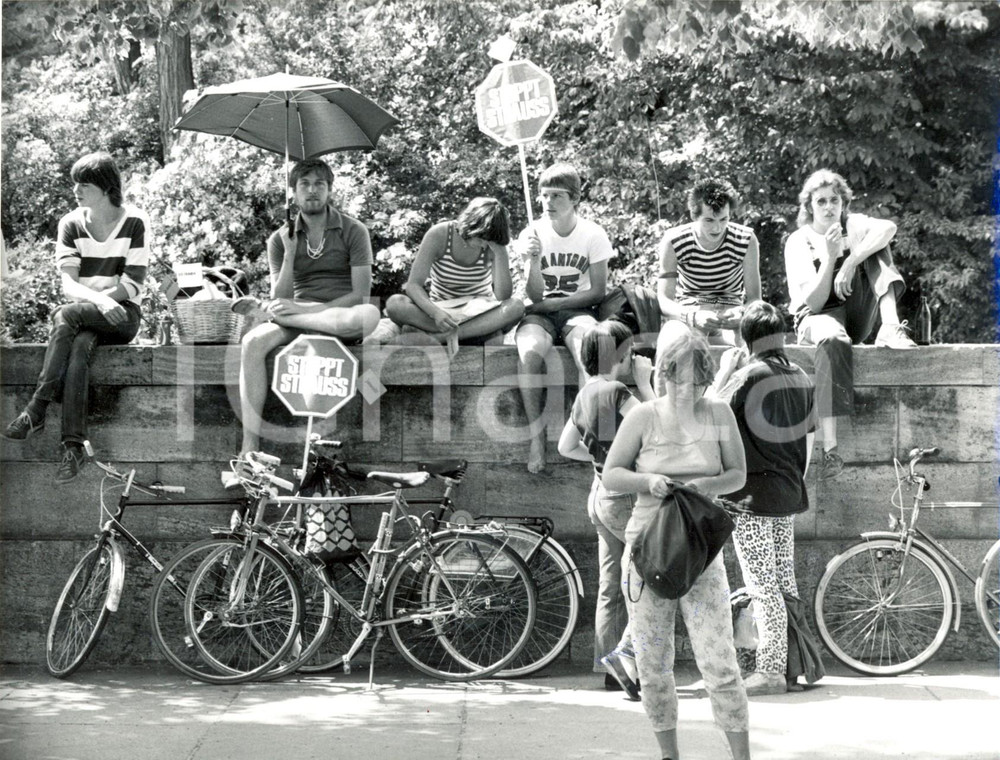 Fotografia d epoca originale 1982 MONACO DI BAVIERA Manifestazione in bici contro il CSU a KONIGSPLATZ 3 1