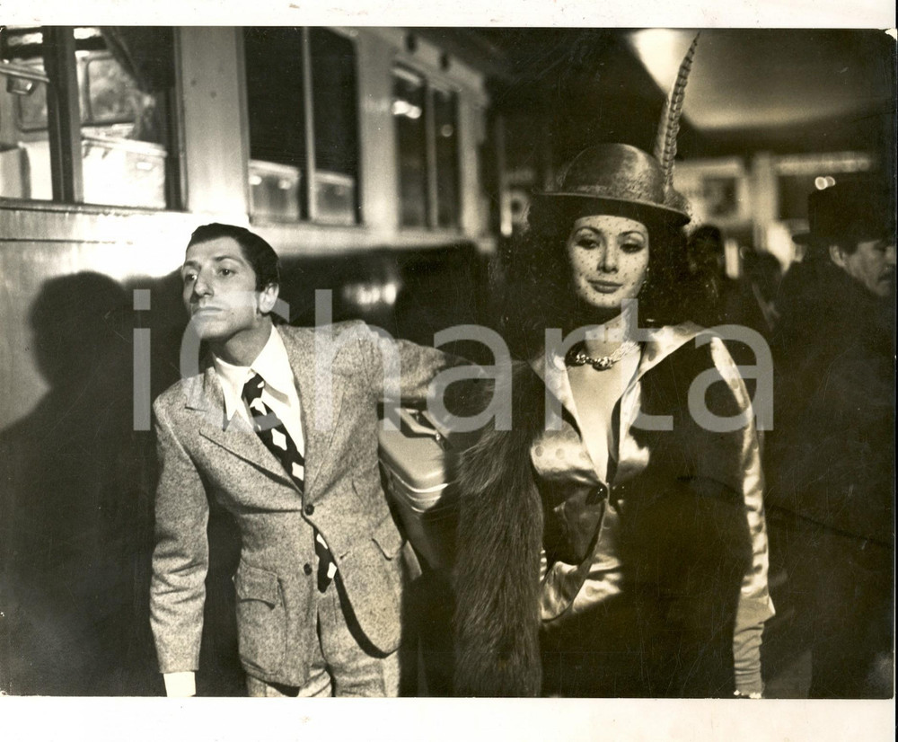 Fotografia d epoca originale 1973 CINEMA GIOVANNONA COSCIALUNGA Pippo FRANCO Edwige FENECH in stazione Foto 1