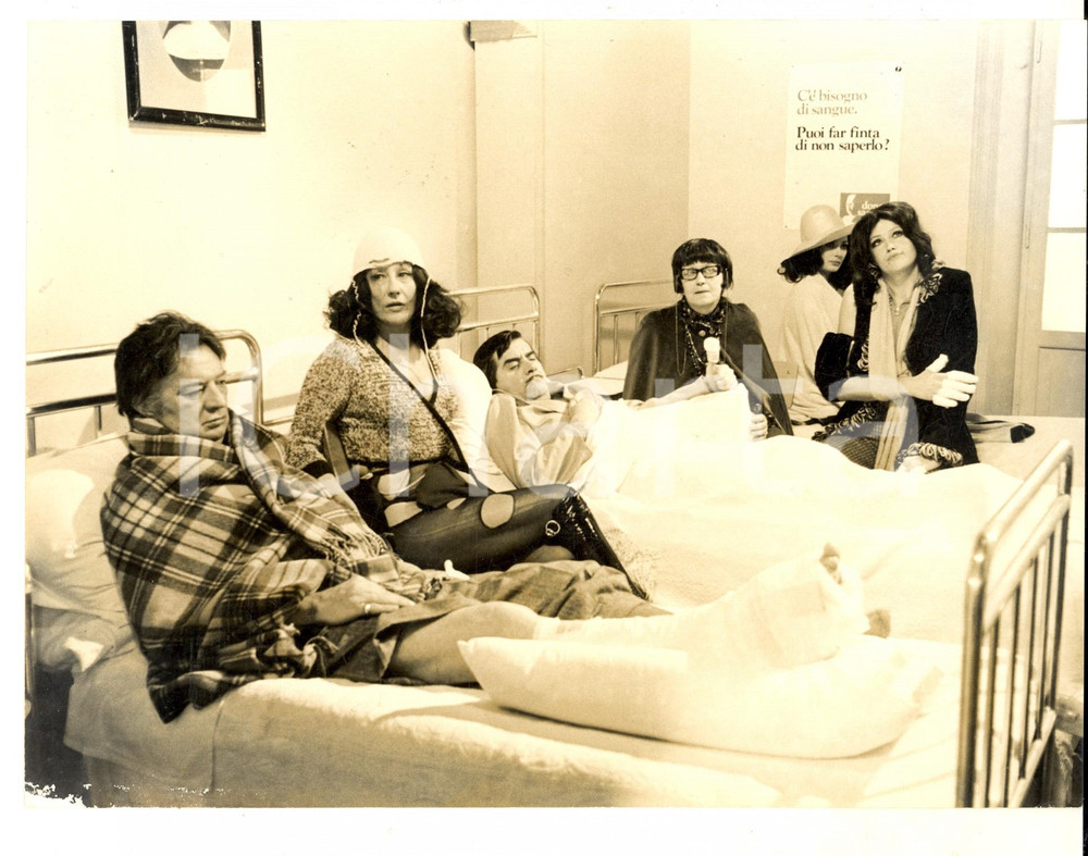 Fotografia d epoca originale 1973 CINEMA Commedia sexy GIOVANNONA COSCIALUNGA Scena all ospedale Foto 1