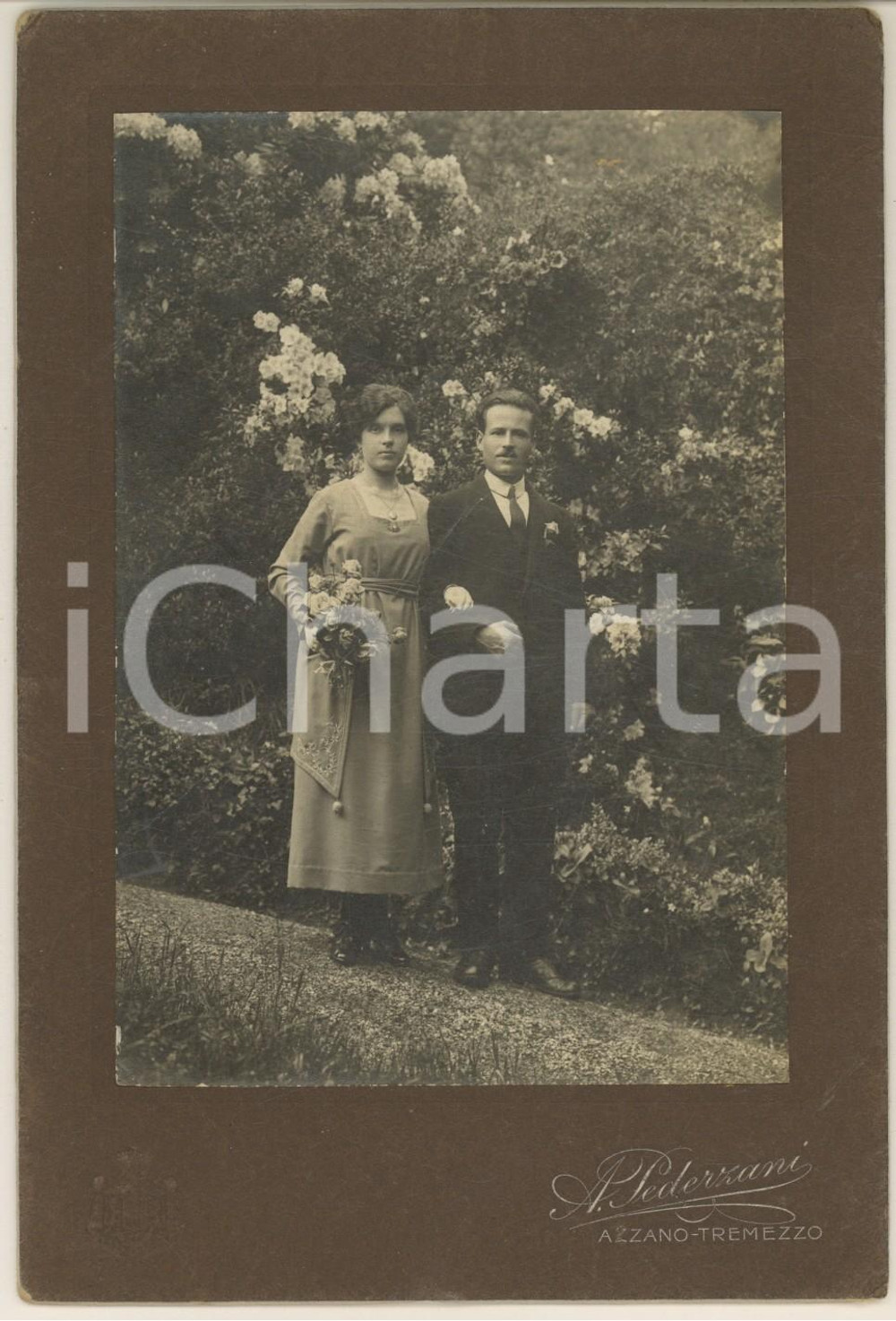 Fotografia d'epoca originale 1920 ca ALZANO LOMBARDO ? Coniugi in un parco *Foto 12x18 cm 1