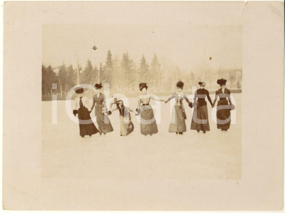 Fotografia d'epoca originale 1920 ca GENOVA Pattinaggio su ghiaccio - Gruppo di donne *Foto 12x9 cm 1