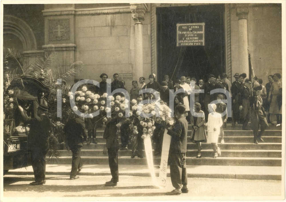 Fotografia d'epoca originale 1940 ca MILANO Funerali di un giovane - Uscita dalla chiesa *Foto 18x13 cm 1