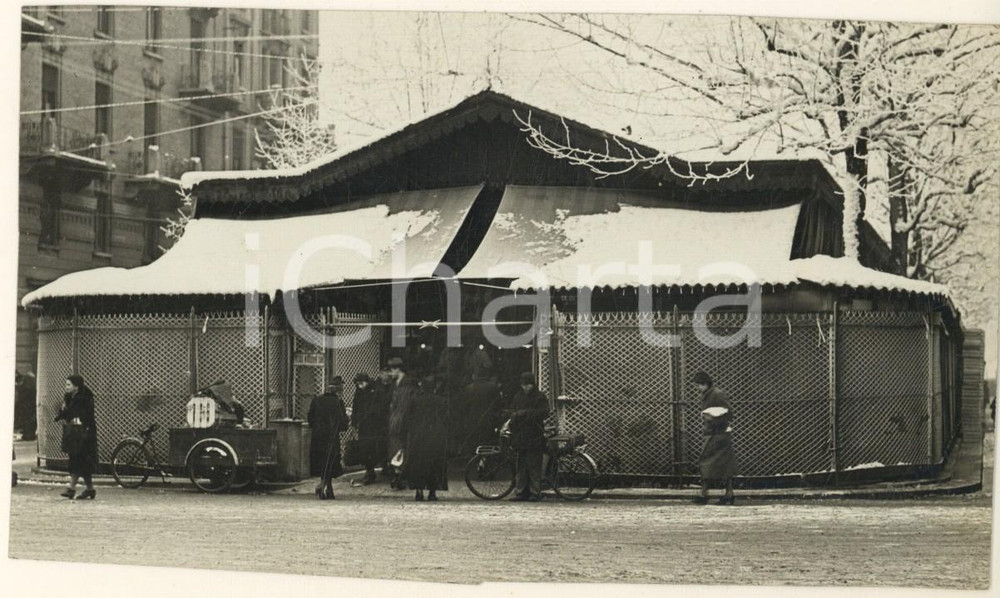 Fotografia d'epoca originale 1940 MILANO Viale Abruzzi - Mercato rionale - Ingresso innevato *Foto 15x8 cm 1