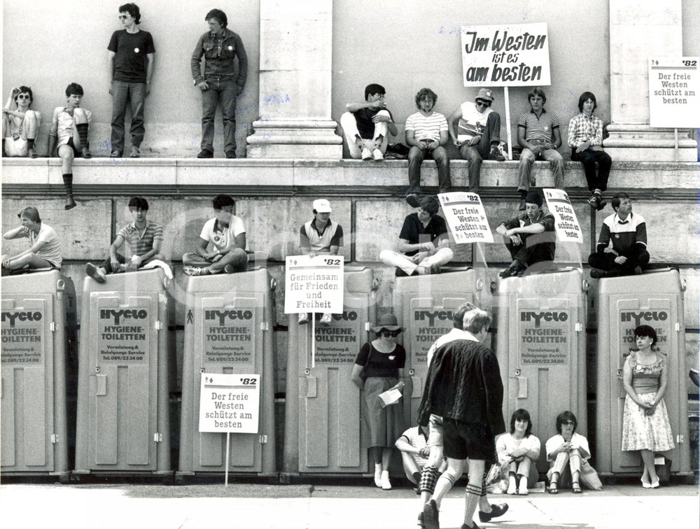Fotografia d epoca originale 1982 MUNCHEN Guerra Fredda Toilette usate come tribune manifestazione CSU 1