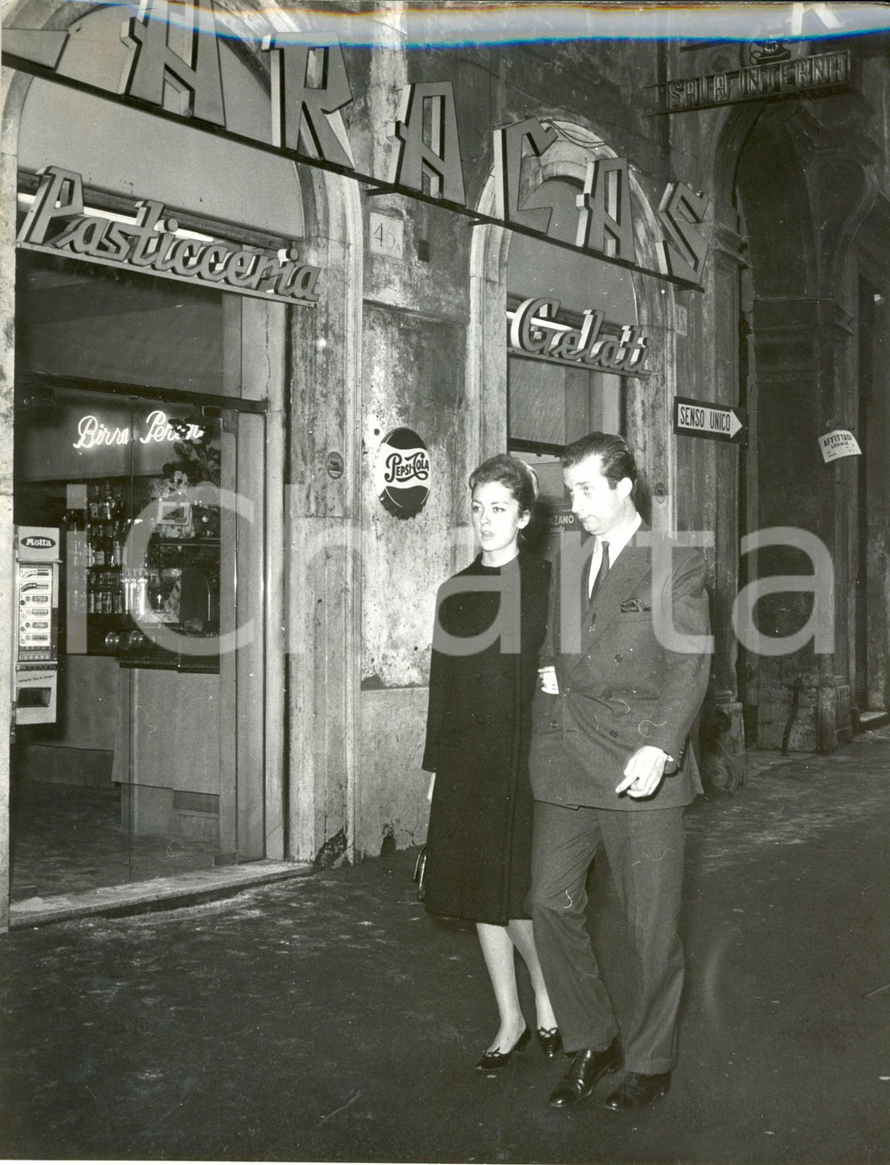 Fotografia d epoca originale 1960 ca ROMA Alberto di LIEGI Paola RUFFO DI CALABRIA Bar CARACAS PEPSI COLA 1
