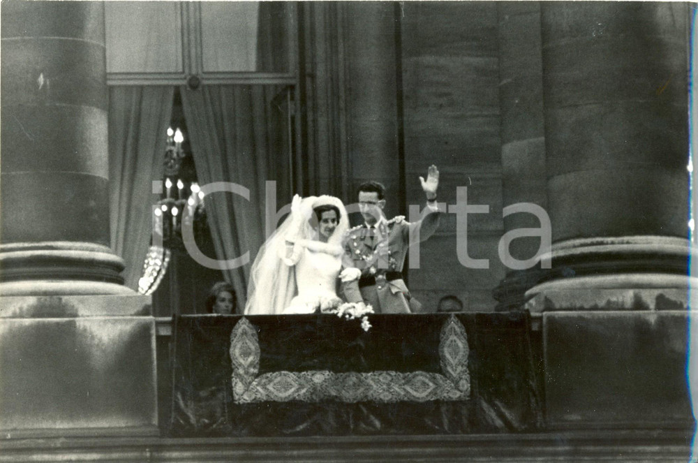 Fotografia d epoca originale 1960 BRUXELLES Re Baldovino e Fabiola salutano la folla dopo le nozze 2 1