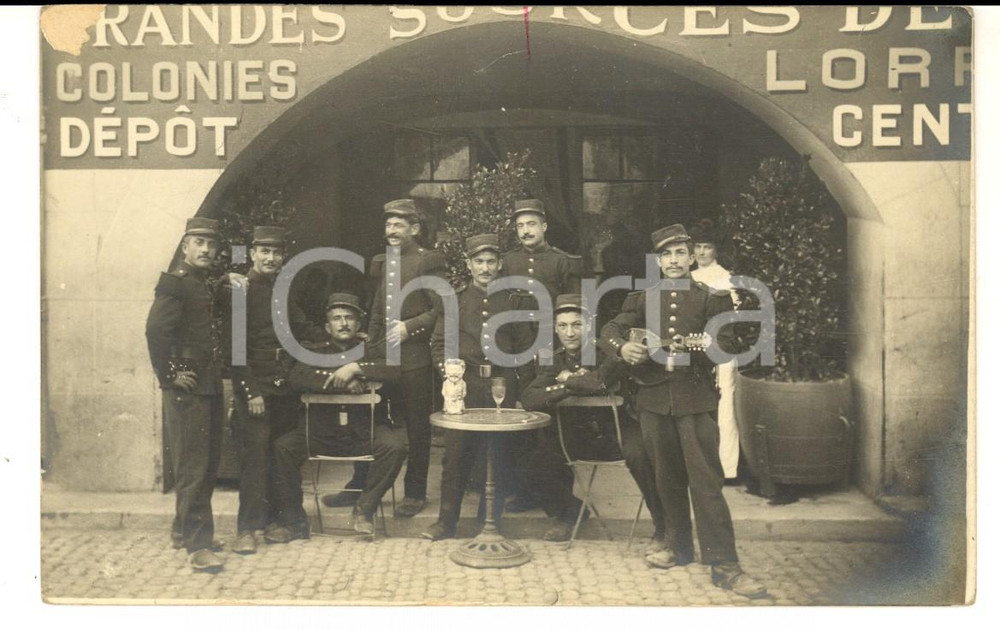 Fotografia d'epoca originale 1915 ca WW1 FRANCE Ufficiali in località termale con un mandolino ^Foto 1