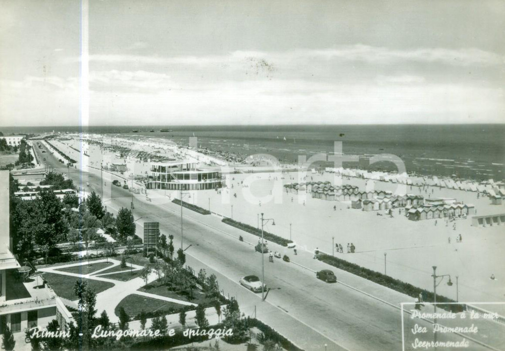 Cartolina originale da collezione 1955 ca RIMINI Automobili sul lungomare e spiaggia Cartolina FG NV 1