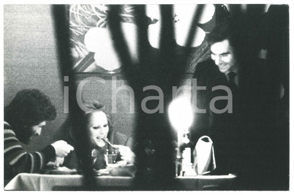 Fotografia d epoca originale 1970 ca MILANO ? Ursula ANDRESS paparazzata con un nuovo compagno a cena 2 1