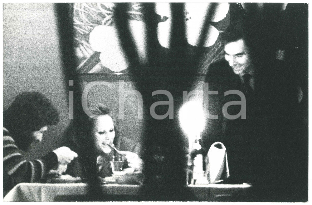 Fotografia d epoca originale 1970 ca MILANO ? Ursula ANDRESS paparazzata con un nuovo compagno a cena 2 1
