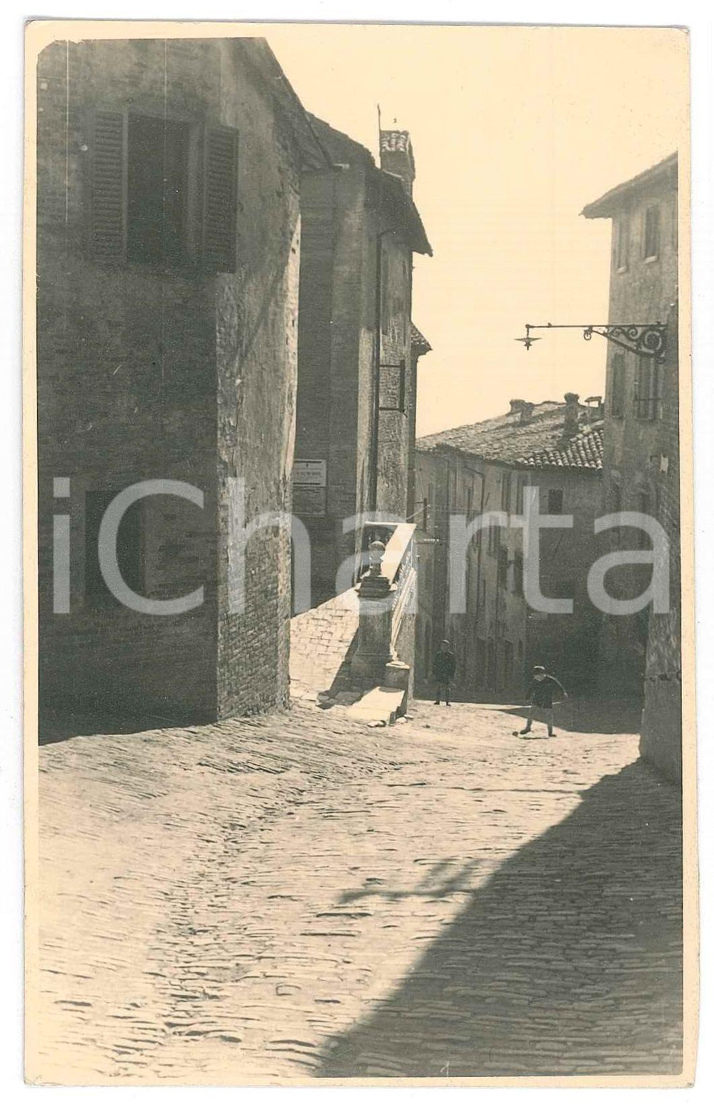 Fotografia d epoca originale 1940 ca URBINO Bambini giocano in una via della città  Fotografia 13x8 cm 1