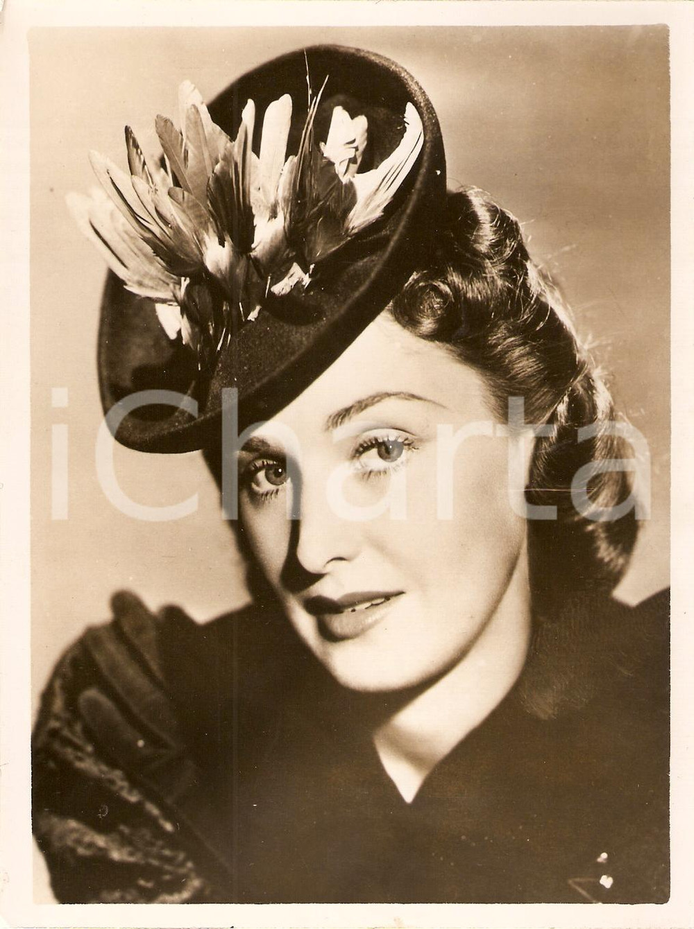 Fotografia d epoca originale 1939 PARIS Un cappello per inverno, ornato di uccellini 1