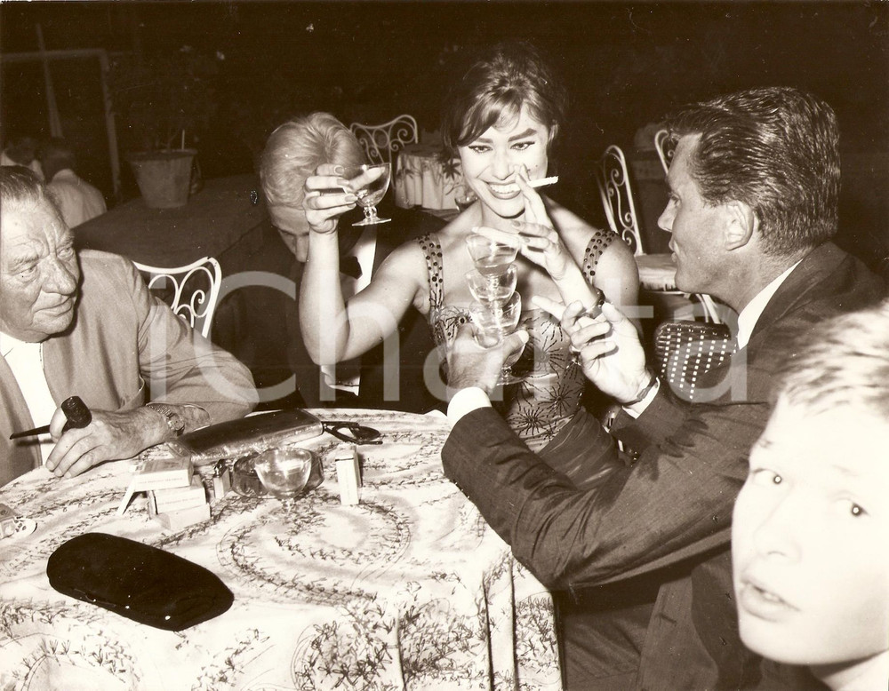 Fotografia d epoca originale 1960 circa ROMA Soubrette si esibisce in una gara di bicchieri Foto 23x18 cm 1